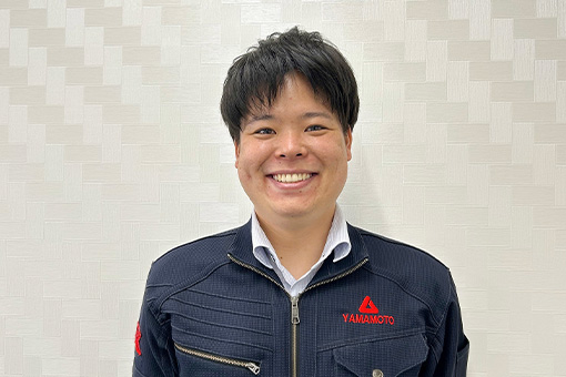 納品課｜2022年⼊社 Tさん